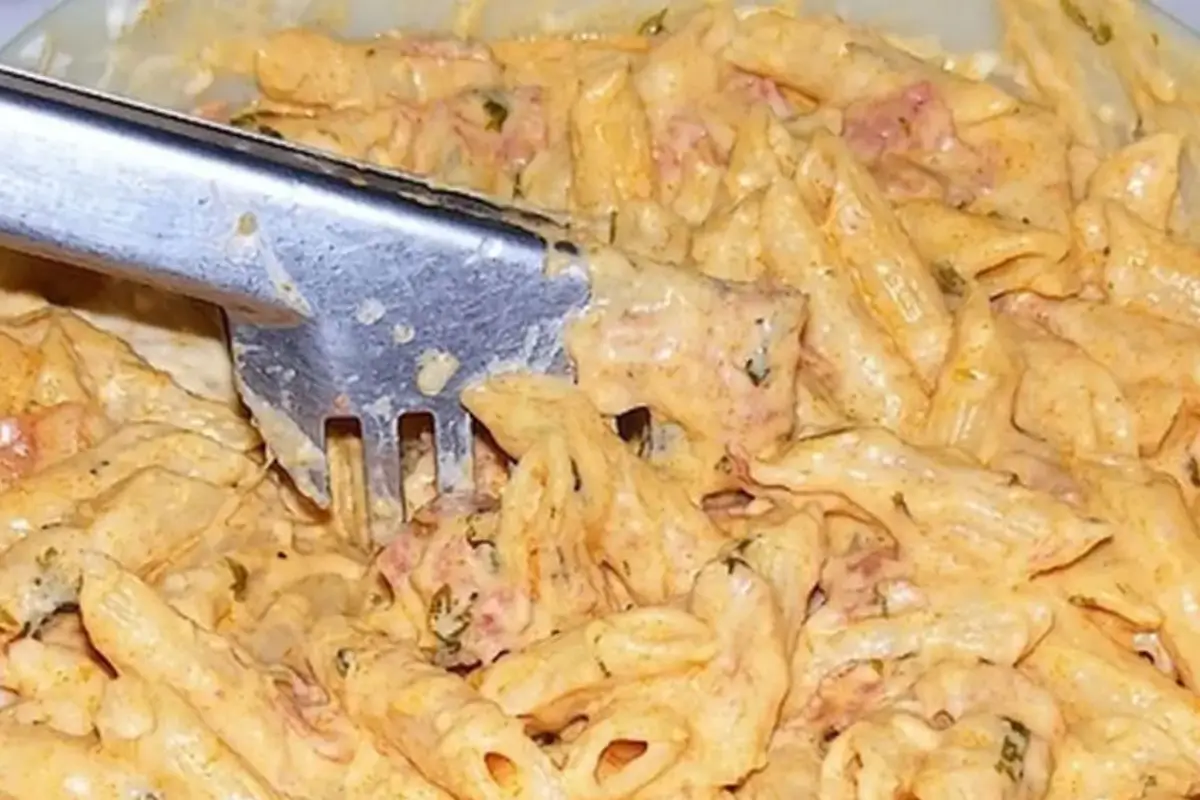 Fiz esse macarrão cremoso no almoço e o cheiro invadiu a casa!