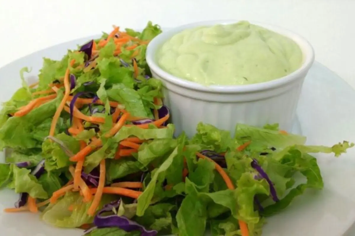Salada verde cremosa com molho de abacate: frescor e sabor na sua mesa