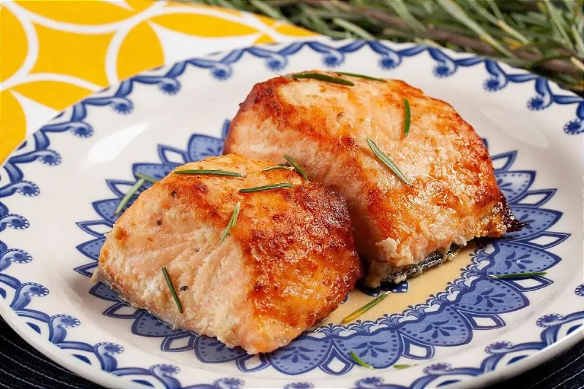 Salmão light com ervas finas tão saboroso que virou meu favorito da semana!