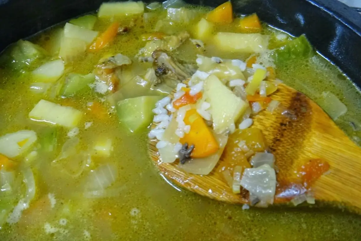 Canja de galinha caipira | O aconchego da cozinha em forma de sopa