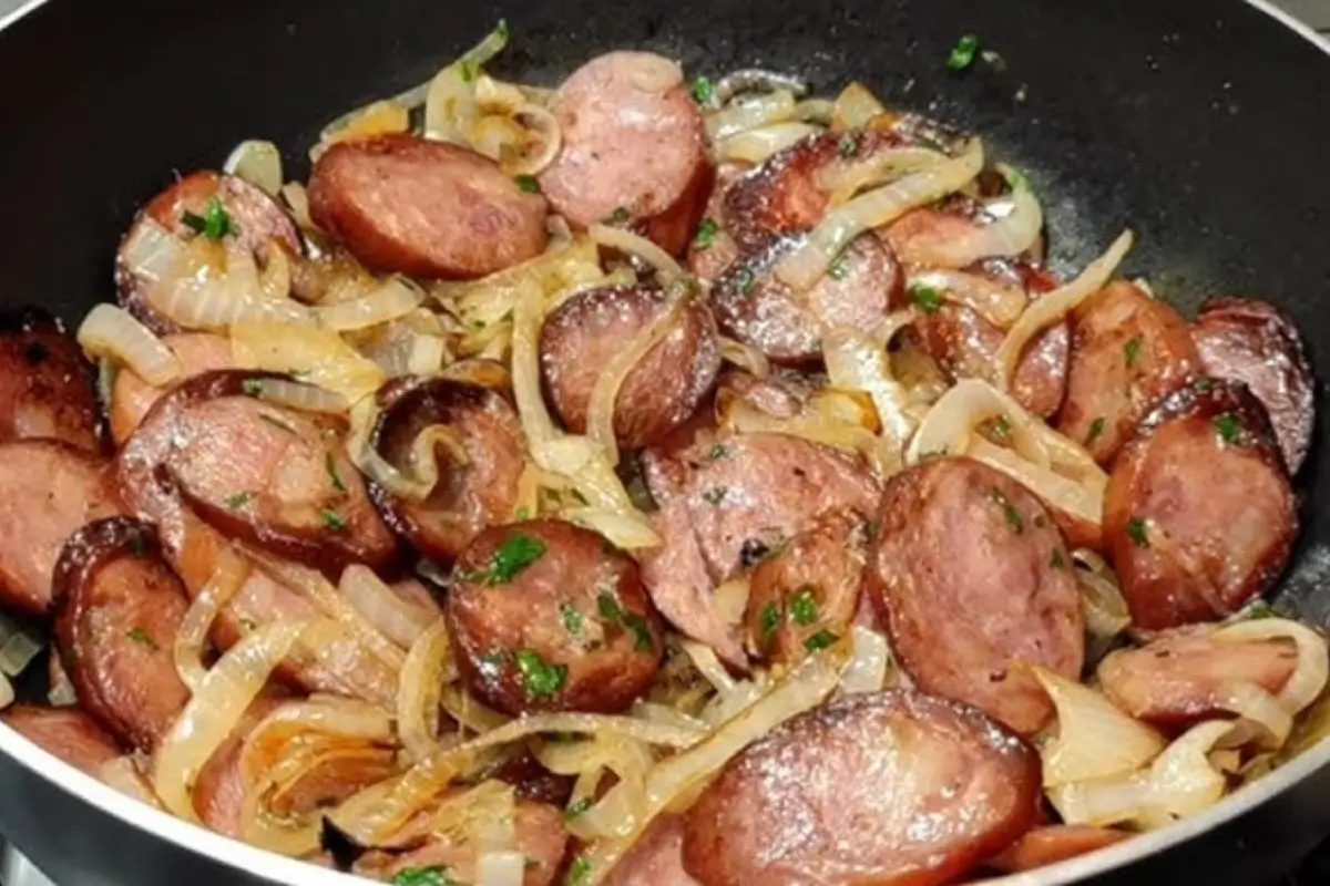 Preparei essa linguiça calabresa acebolada e a cozinha virou ponto de encontro na hora