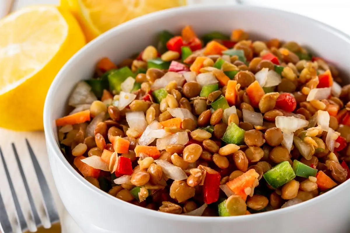Salada de lentilhas refrescante e cheia de sabor