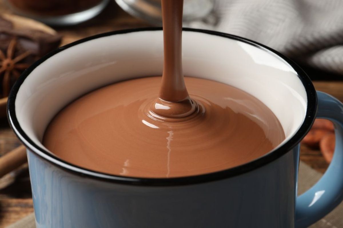 Chocolate Quente Cremoso com Canela, Perfeito para Aquecer Qualquer Momento
