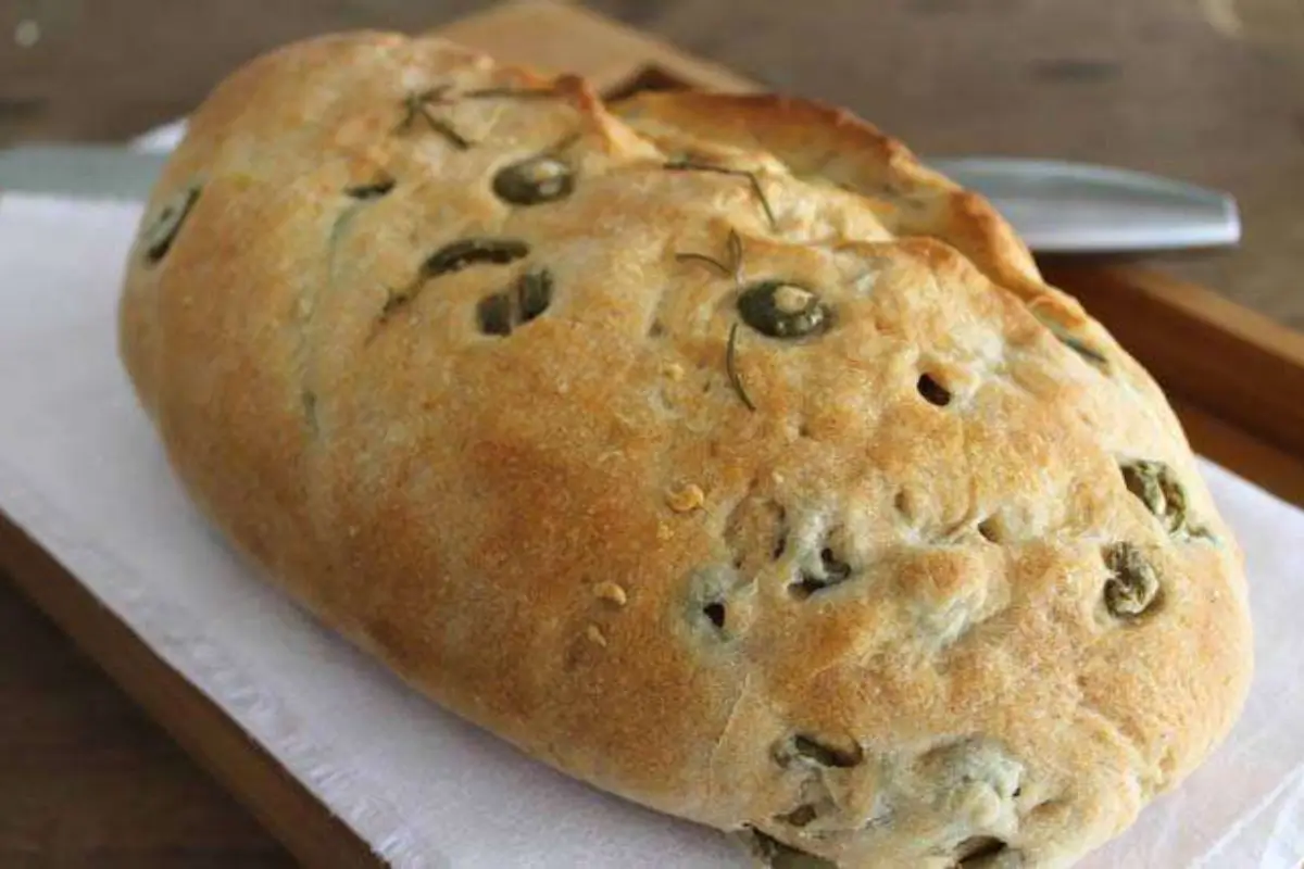 Pão Recheado com Azeitonas e Queijo