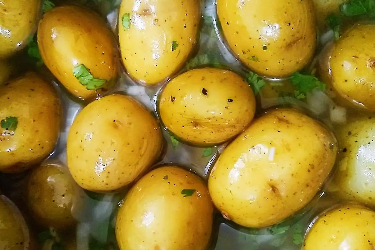 Pouca gente faz assim, mas essa batata bolinha em conserva fica absurda de boa