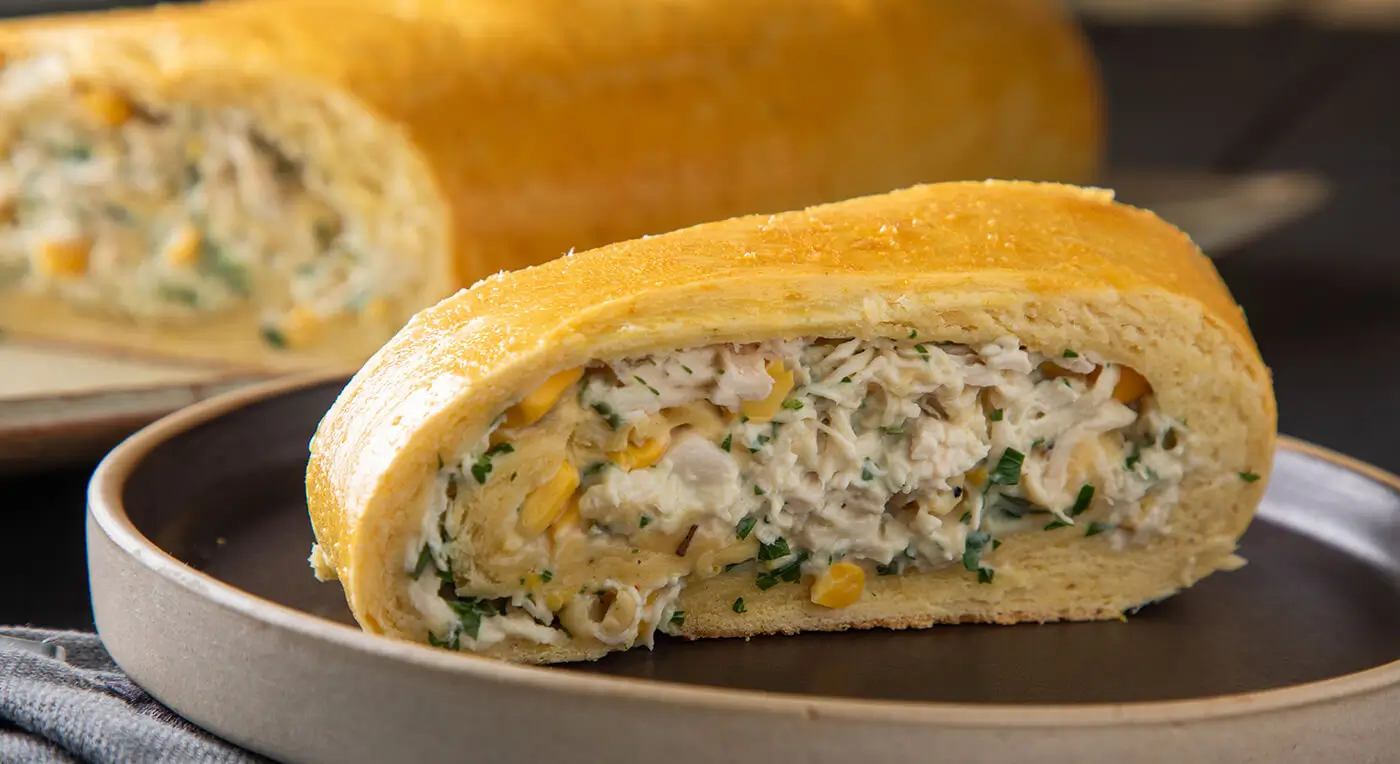 Pão Recheado com Frango Cremoso que Fica Bem Servido e Super Saboroso